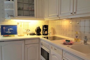 Microwave, oven, dishwasher, coffee/tea maker