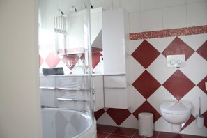 Regadera, secadora de cabello, toallas 