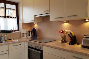 Kühlschrank, Ofen, Geschirrspüler, Wasserkocher mit Kaffee-/Teezubehör