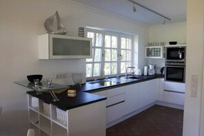 Réfrigérateur, four à micro-ondes, un four, lave-vaisselle