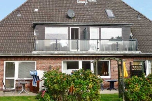 Unclassified image, 1 of 8, button - Severin Whg. South view (Nieblum)