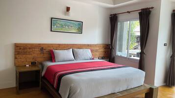 Habitación Deluxe, vista a la alberca | Camas Select Comfort, cunas gratuitas, camas extra y ropa de cama