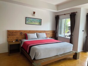 Habitación Deluxe, vista a la alberca | Camas Select Comfort, cunas gratuitas, camas extra y ropa de cama 
