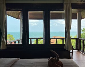 Standard Room | In-room safe, individually decorated, desk, blackout drapes - Sea Breeze Resort (Ko Pha-ngan)