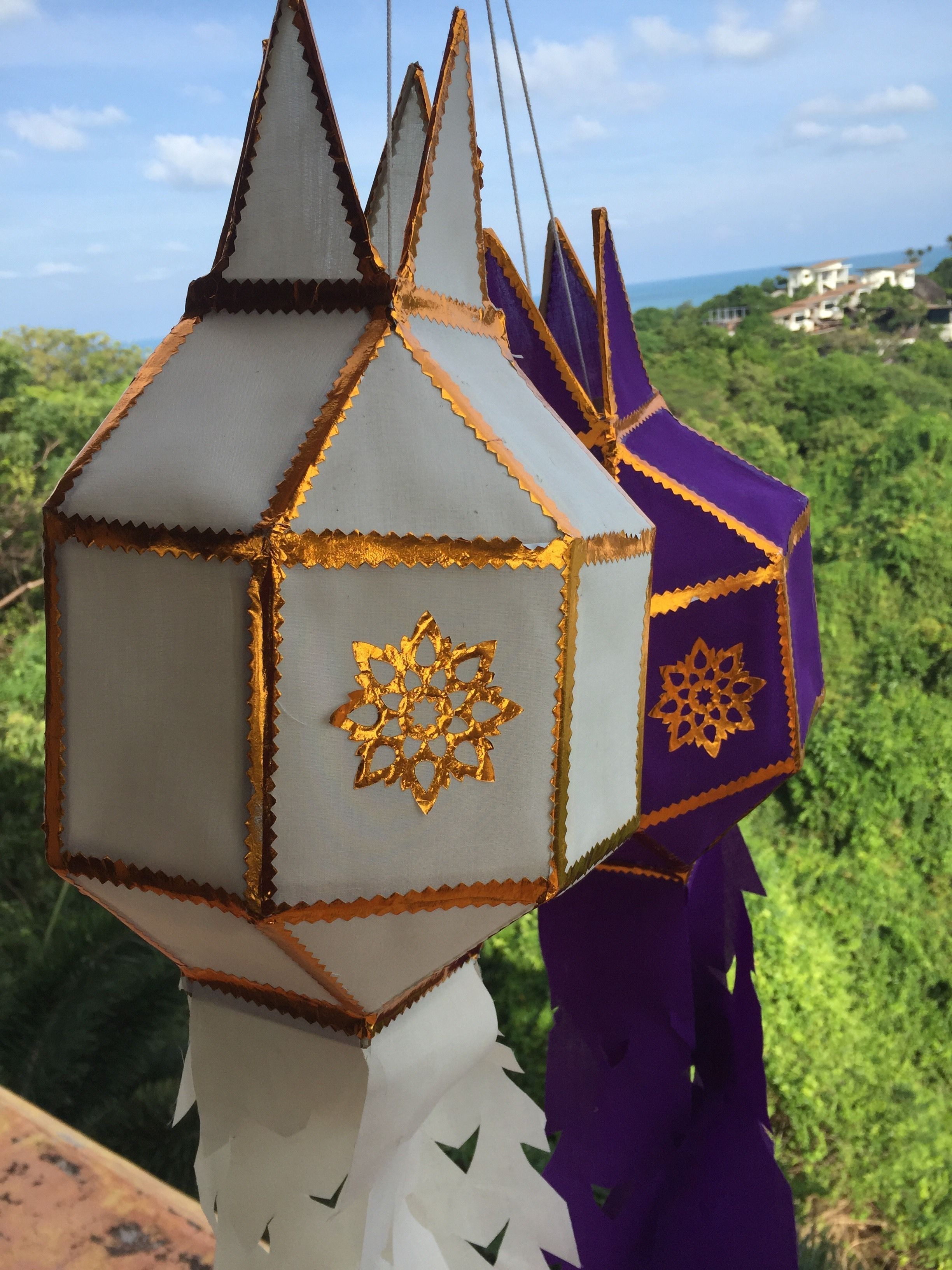 breakfast, lunch, dinner served; international cuisine