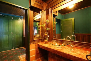 Imperial Jacuzzi Room | Bagno | Doccia, set di cortesia gratuito, asciugacapelli, asciugamani