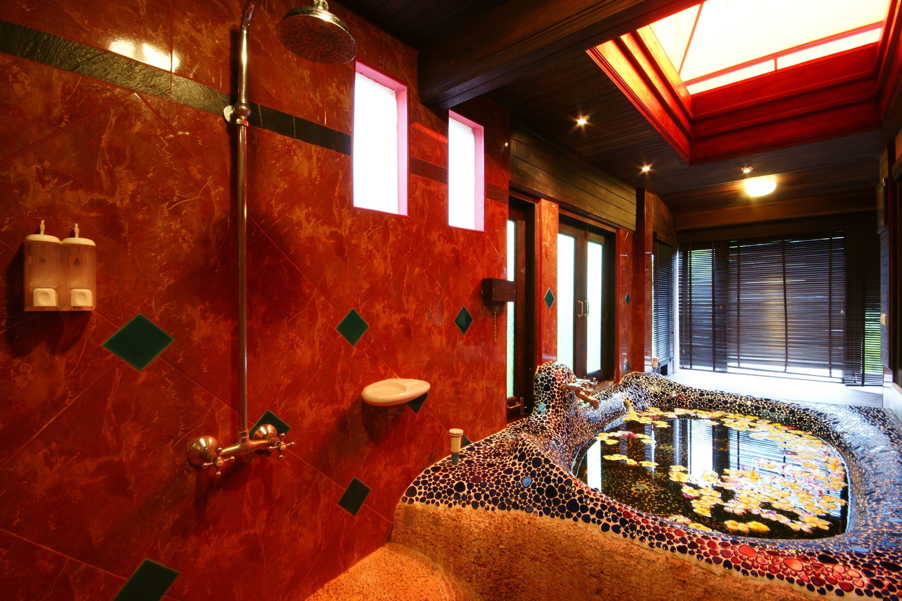 ocean jacuzzi room | bathroom | shower, free toiletries, hair dryer, towels