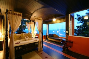 Panoramic View Room | 客房内保险箱、特色装修、办公桌、遮光窗帘