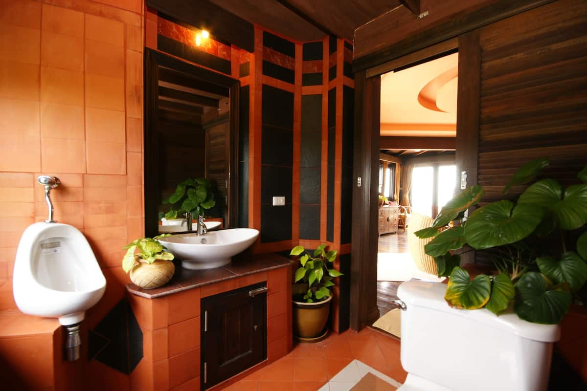 penthouse | bathroom | shower, free toiletries, hair dryer, towels