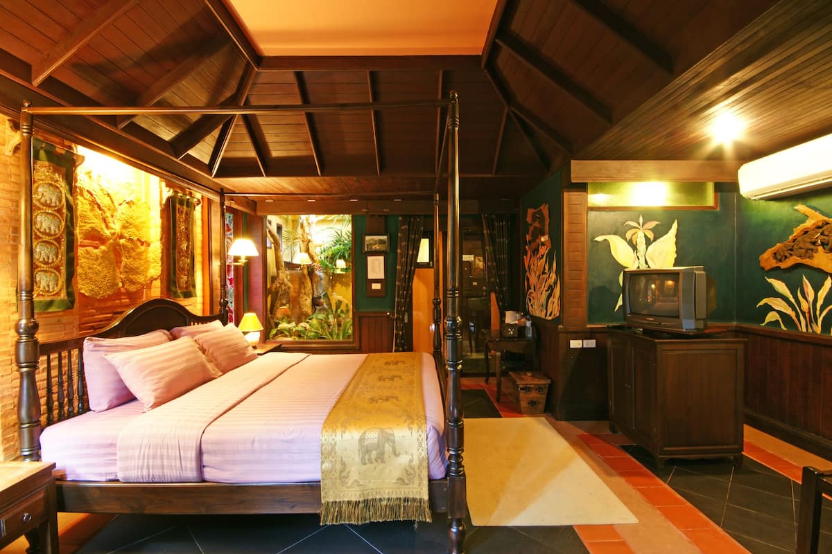 Ocean Jacuzzi Room | 1 bedroom, in-room safe, individually decorated, desk