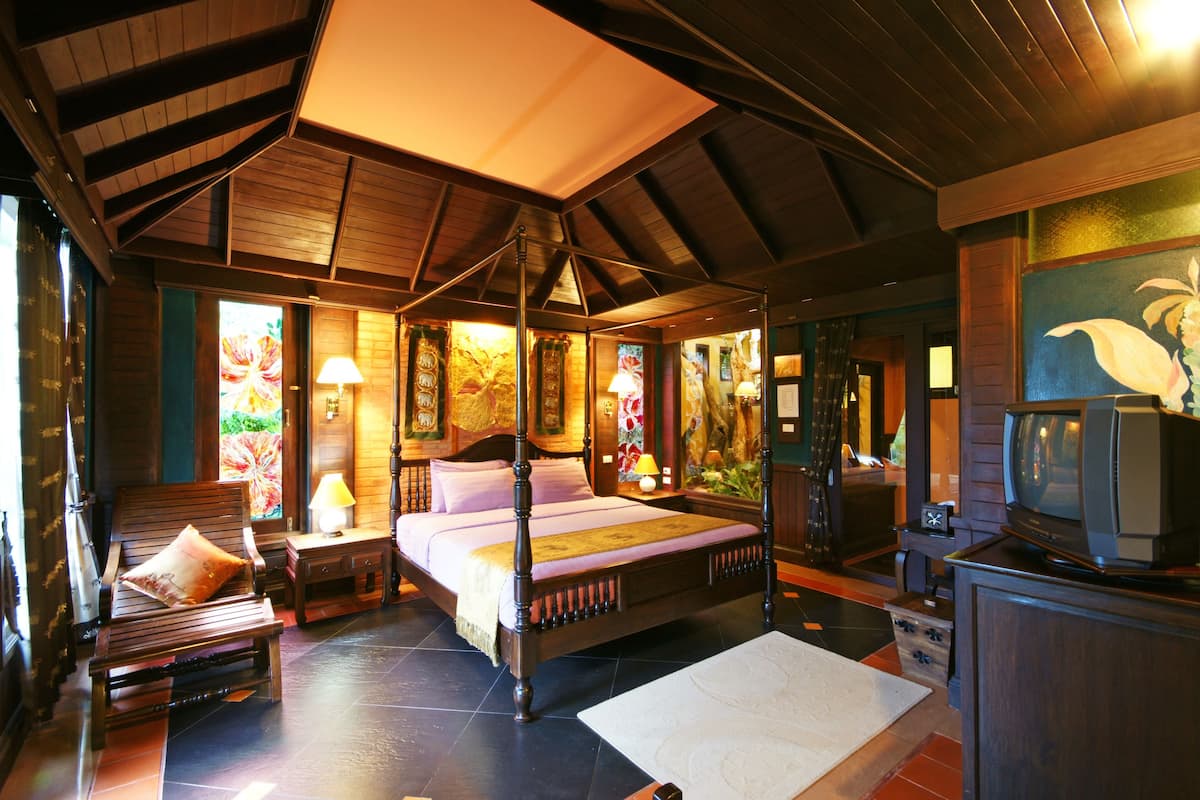 ocean jacuzzi room | 1 bedroom, in-room safe, individually decorated, desk