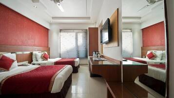 Bar mini, peti besi dalam bilik, dilengkapkan perabot secara berasingan