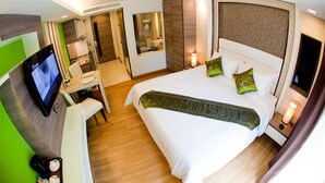 A modern hotel room with a large bed, a desk with a chair, a television, and a small table with a coffee maker. - iCheck inn Residences Sukhumvit 20 (Bangkok)
