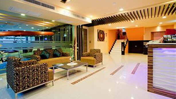 A modern hotel lobby with a spacious seating area, a staircase, and a reception desk. - iCheck inn Residences Sukhumvit 20 (Bangkok)