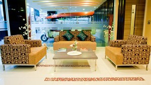 A modern lobby with patterned sofas, a central coffee table, and a decorative vase. - iCheck inn Residences Sukhumvit 20 (Bangkok)