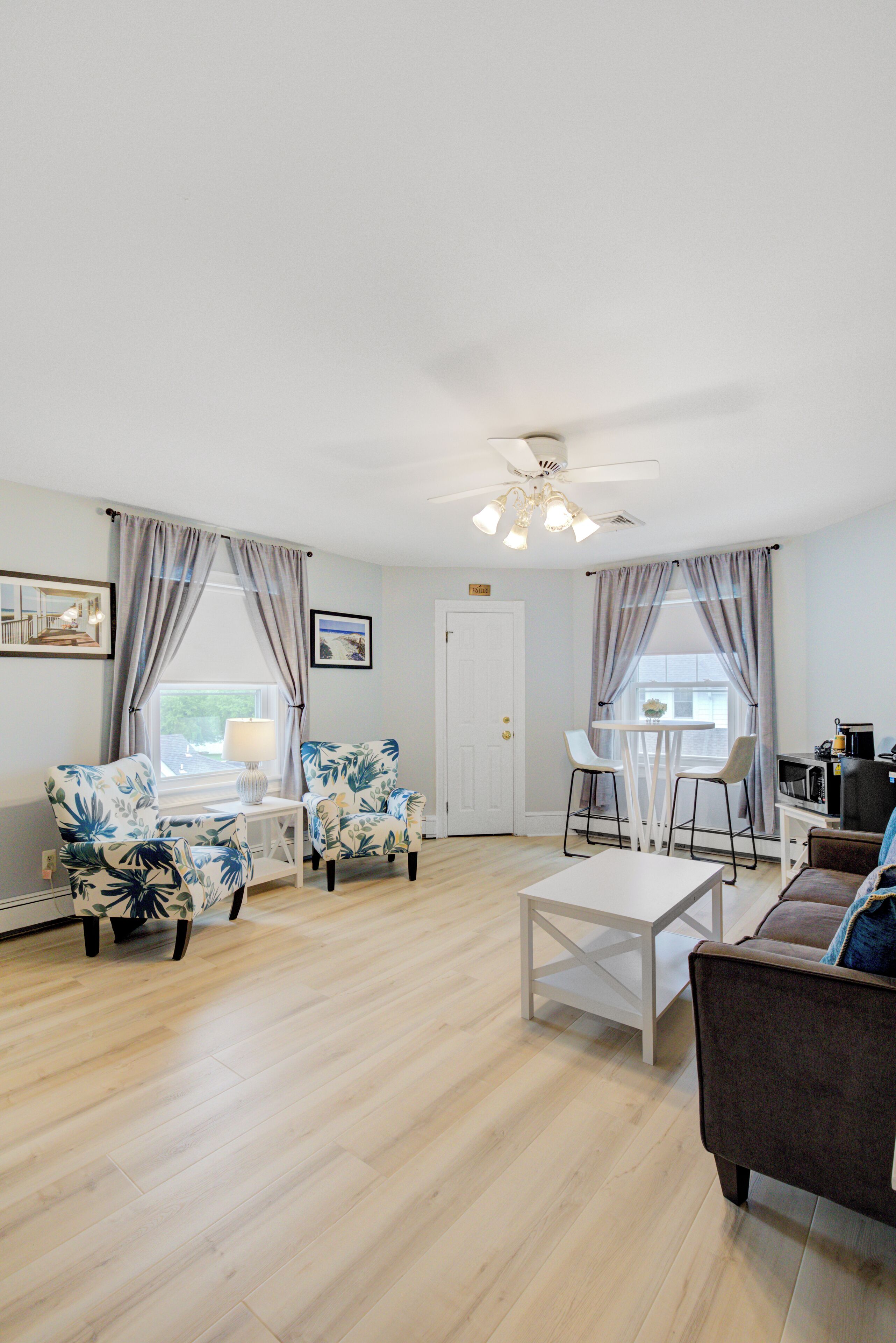 room, private bathroom (room 27 - victorian lakeview suite max 4 people | living area | tv