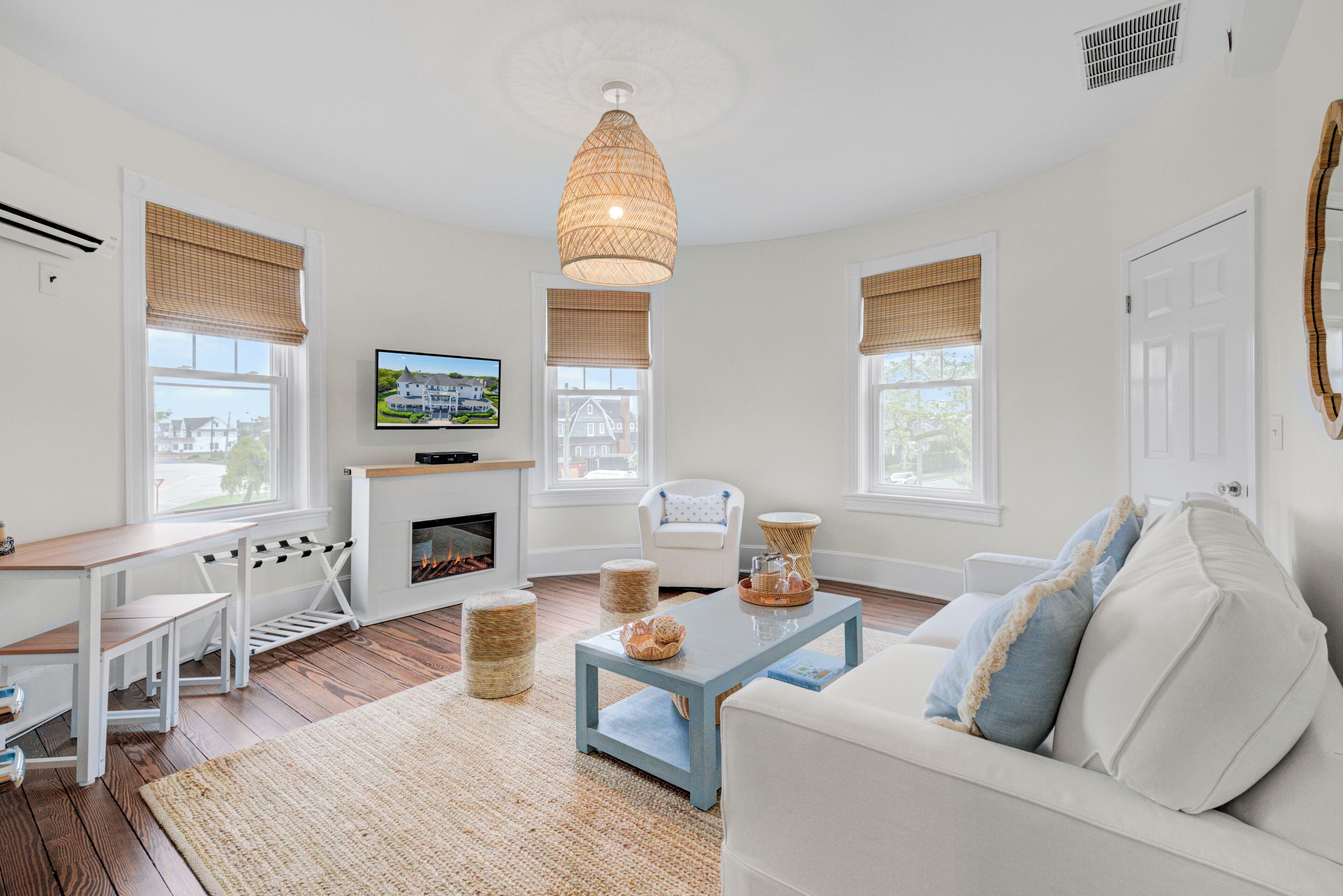 room, private bathroom (room 05 - victorian lakeview suite max 4 people)  | living area | tv