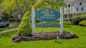 Placa para o Hewitt Wellington Condominium Hotel e o restaurante Whispers.