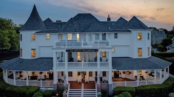 Fachada de la propiedad por la tarde o noche