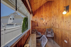 Huone, näköala uima-altaalle | Terassi/patio