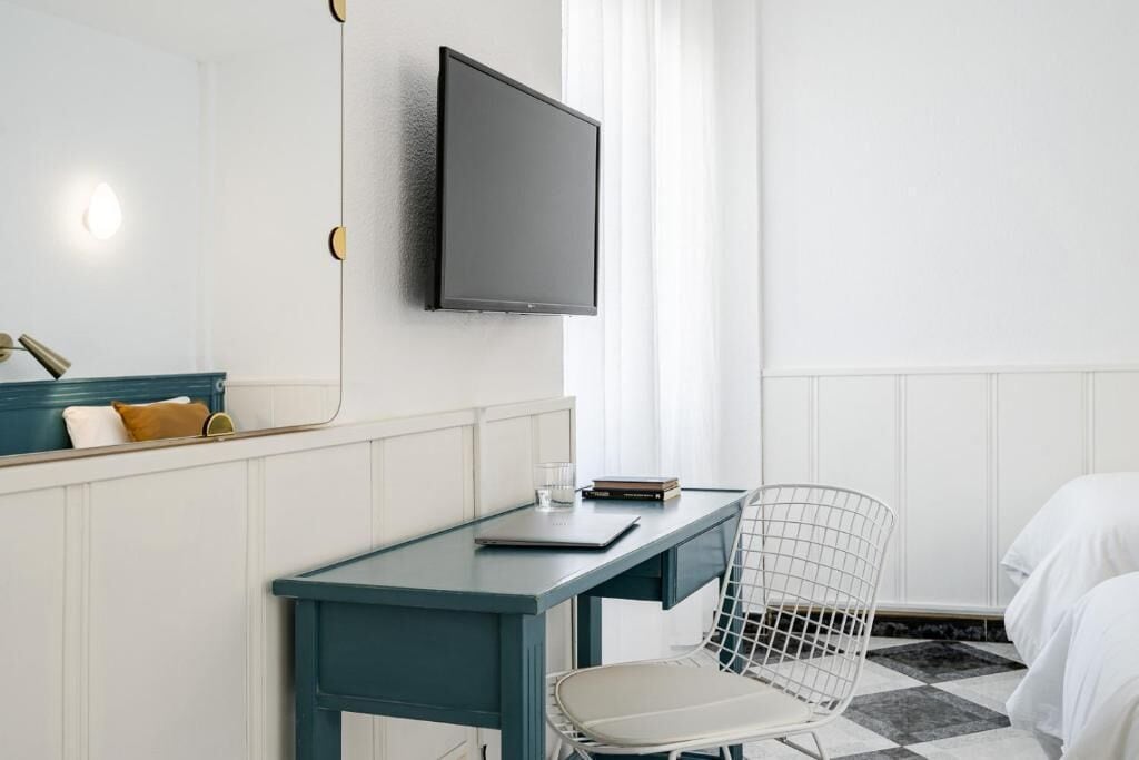 Standard trippelrum | Värdeförvaringsskåp på rummet, skrivbord och strykjärn/strykbräda