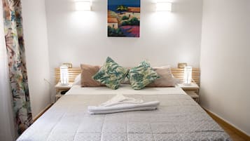 Habitación doble superior, bañera de hidromasaje | 1 dormitorio, caja fuerte, escritorio y tabla de planchar con plancha