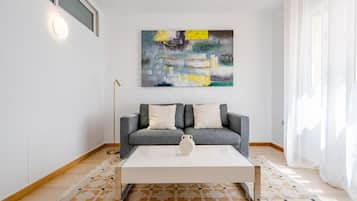 Superior dubbelrum - bubbelpool | Vardagsrum | 50-centimeters platt-tv med kabelkanaler och tv