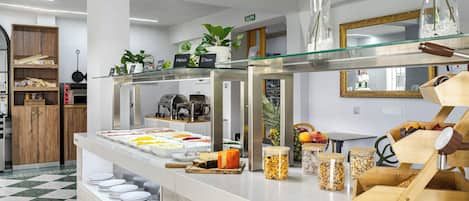 Tägliches Frühstücksbuffet (12 EUR pro Person)