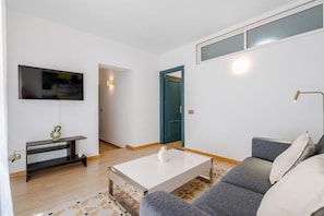 Quarto casal superior, banheira de imersão | Área de estar | TV de tela plana 50 cm com canais a cabo, TV
