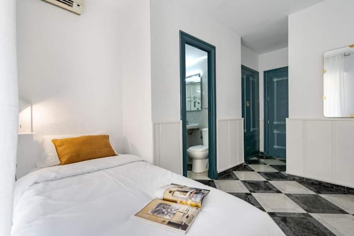 Single Room | In-room safe, desk, iron/ironing board, free WiFi