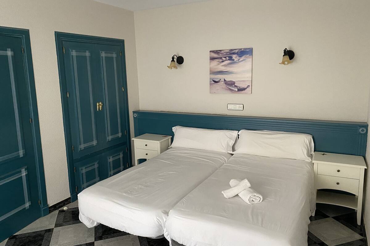 Habitación doble superior | 1 habitación, caja de seguridad en la habitación y escritorio