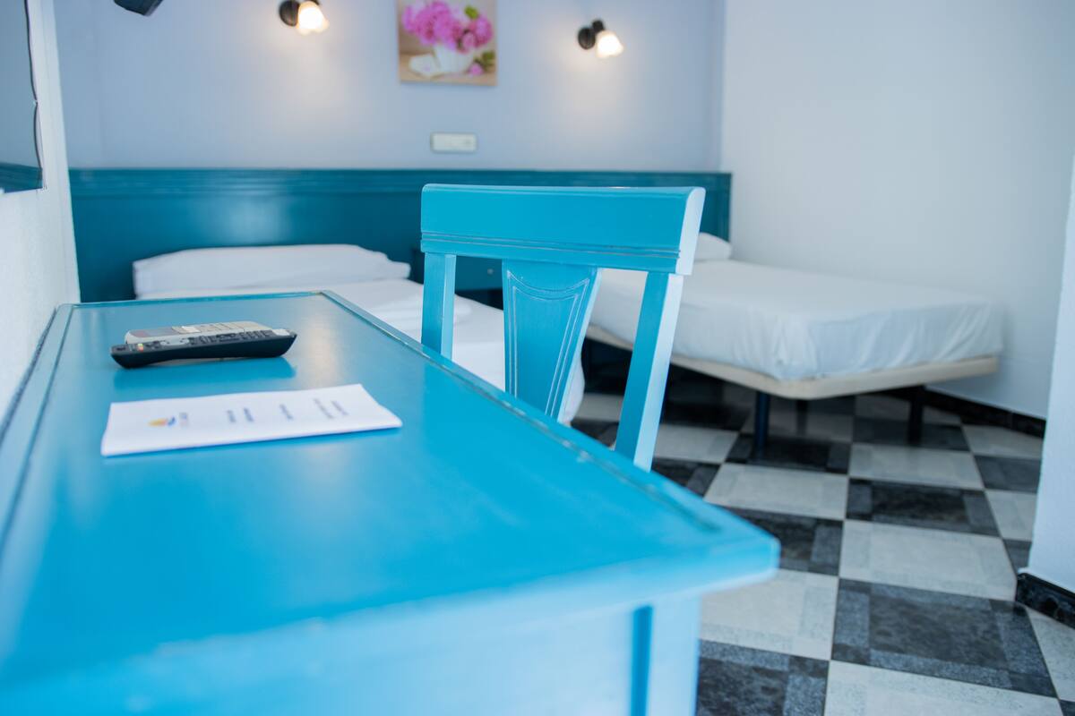 Habitación doble estándar | 1 habitación, caja de seguridad en la habitación y escritorio