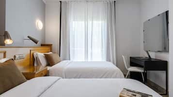 Quarto casal standard | Cofres nos quartos, escrivaninha, ferros/tábuas de passar roupa