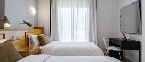 Kahden hengen standard-huone | Tallelokero huoneessa, työpöytä, silitysrauta/-lauta, ilmainen Wi-Fi