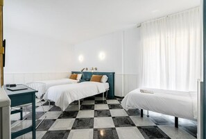 Habitació triple estàndard | Caixa forta a l'habitació, escriptori i planxa i posts de planxar 