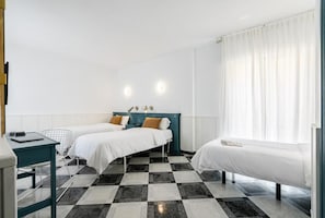 Habitació triple estàndard | Caixa forta a l'habitació, escriptori i planxa i posts de planxar