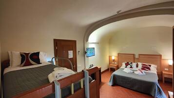 Superior vierpersoonskamer | Een bureau, een laptopwerkplek, een strijkplank/strijkijzer, gratis wifi