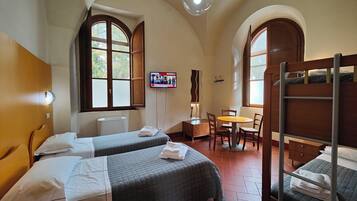 Una scrivania, postazione laptop, ferro/asse da stiro, Wi-Fi gratuito