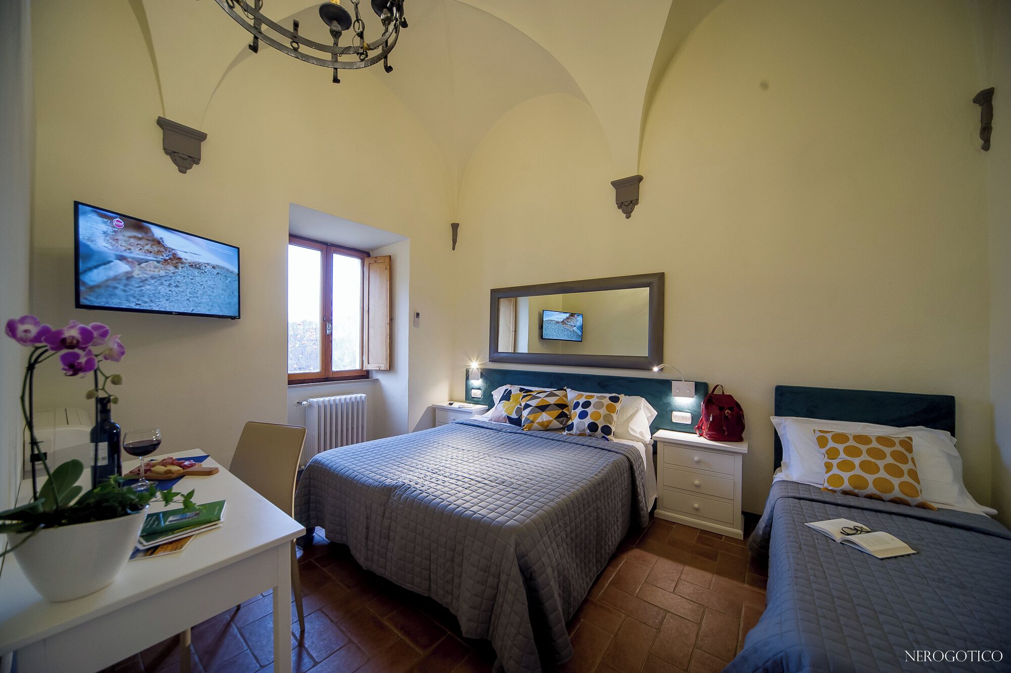 Comfort driepersoonskamer | Een bureau, een laptopwerkplek, een strijkplank/strijkijzer, gratis wifi