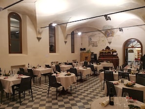 Aperto a pranzo e cena, cucina italiana, con tavoli all'aperto 