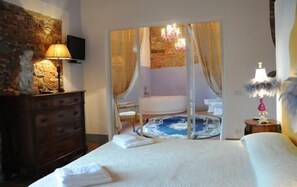 أغطية فراش متميزة وأسرّة بطبقة علوية مريحة وميني بار وطراز فريد لكل وحدة