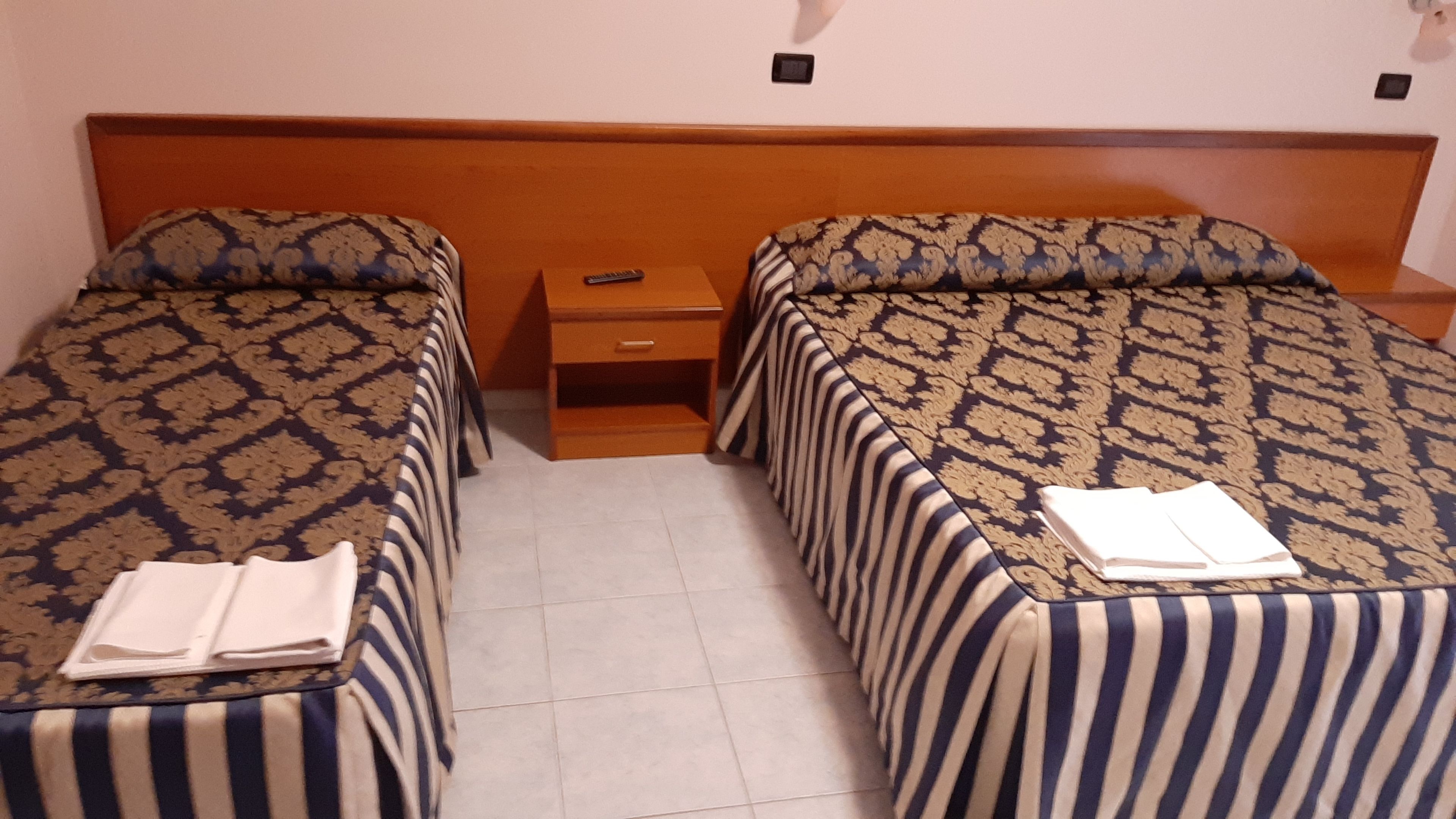 egyptian cotton sheets, premium bedding, pillow-top beds, in-room safe