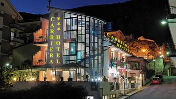 Depan hartanah - siang/malam