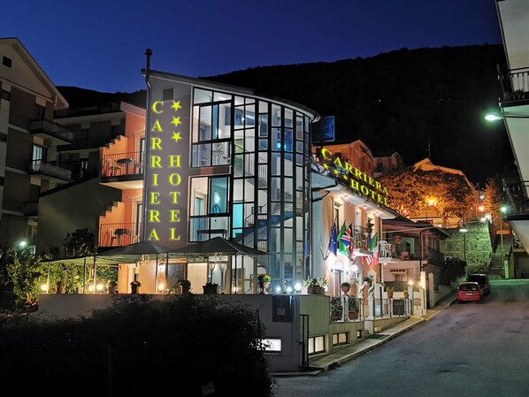 Depan hartanah - siang/malam