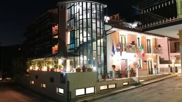 Depan hartanah - siang/malam