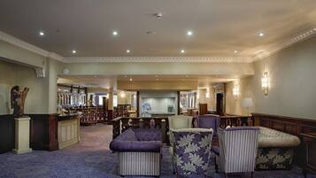 Serves breakfast, lunch and dinner