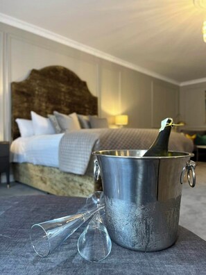 Literie hypoallergénique, coffres-forts dans les chambres, bureau