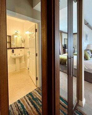 Classic King or Twin Room | Kamar mandi | Perlengkapan mandi gratis, pengering rambut, handuk, dan sabun