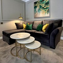 Roupas de cama antialérgicas, cofres nos quartos, escrivaninha