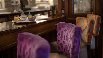 Un espace bar avec des chaises et un comptoir.